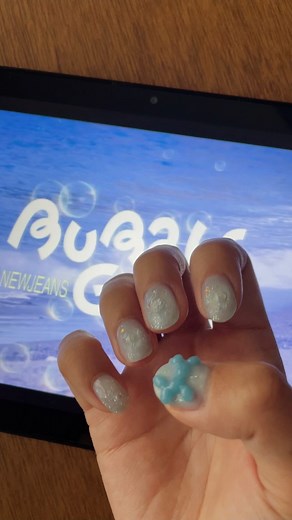 AMO | 📹 🫧🎈🫧🔫🫧🧼 𝑆𝑤𝑒𝑒𝑡 𝑙𝑖𝑘𝑒 𝑏𝑢𝑏𝑏𝑙𝑒 𝑔𝑢𝑚 🐂🍀🫧🫧 Bubble GumのMVをイメージして 海のきらめきと泡、バルーンドッグ🌊🫧🐩 左手にはニュジパワパフを✏️ @rika_inails ˚₊‧ #amoのnail #NewJeans #뉴진스... | Instagram