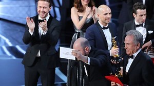 El momento del histórico error en los Oscar 2017