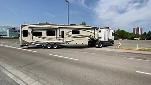 Der 🎪 kommt……. „Zirkus Charles Knie“ in Neuwied. #masten #zirkuscharlesknie #neuwied #charlesknie #knie #zirkuszelt #circuszelt #transport #lkw #meinecircuswelt #circus #ankunft #aufbau #cirque #circo | Meine Circus Welt