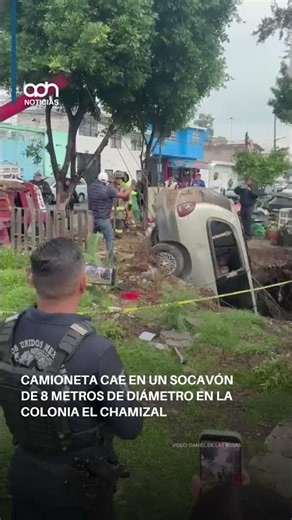 ¡Susto en el Edomex! Brutal socavón se traga una camioneta estacionada en calles de Ecatepec