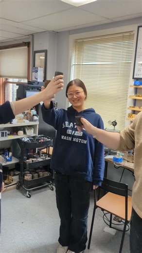 Starting 2026 strong with the advanced students doing their first solo cast 😎 (after a demo from our resident master of course) Next week we look forward to welcoming a new group of intro students! Can't wait to meet you all 🎉#portlandjewelryacademy #jewelryschool #benchjewelry #casting #makers | Portland Jewelry Academy