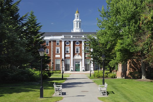 How do colleges get accredited?