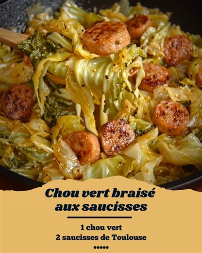 🥬 Chou vert braisé aux saucisses Un plat rustique, savoureux et plein de chaleur 🤎 Parfait pour les journées froides, simple et réconfortant comme on aime ! 👉 La recette est dans le 1er Coʍmеոτaire 💬 | Recettesmaison