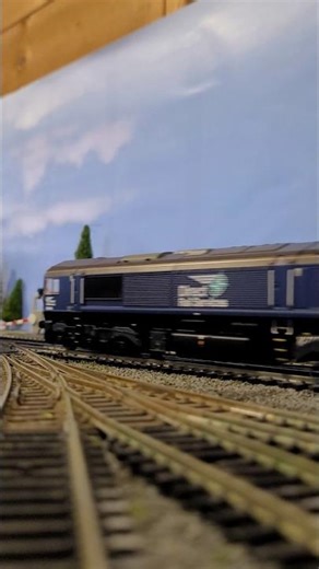 Bachmann DRS Class 66 going around the layout with Tesco less CO² Containers | #00gauge