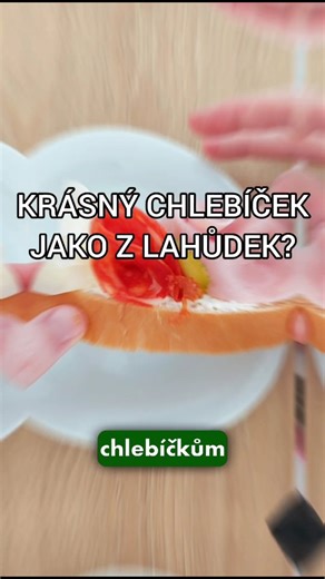Adéla Zárubová on Instagram: "Chlebíček není podložka pod myš. A už vůbec ne přistávací dráha pro šunku. Ano, jsem zastánce mazání bramborovým salátem. Ale máslo, šunková pěna nebo jiná pomazánka jsou naprosto v pořádku. Tady nejde o to, co je dole. Tady je prostor pro horňáky. Plátek si neválí šunky, ale bere novoroční předsevzetí vážně. Zvedne se, stočí, nadechne. Vzduch, objem, 3D efekt. Najednou chlebíček nevypadá, že si na něj někdo sedl ve vlaku. Je to jeden pohyb. Pár detailů navrch. A má