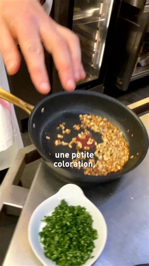 Une poêle @‌tefal_france x @‌maisonsbocuse, des cèpes dorés, un filet d’huile de noix et des oeufs frais : une leçon de simplicité et de justesse 🍳🌰 L’omelette aux champignons du Chef devient ici un hommage tout en finesse, élégance et maîtrise. Et vous, quel est votre secret pour une omelette parfaite ? | Tefal