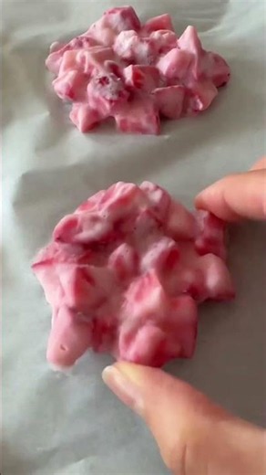 Chocolate Strawberry Clusters 🍓🍫