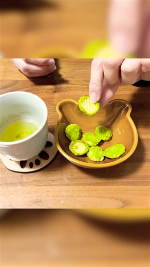 ASMR Crunchy Matcha Chips 🍵 Relaxing Eating Sounds