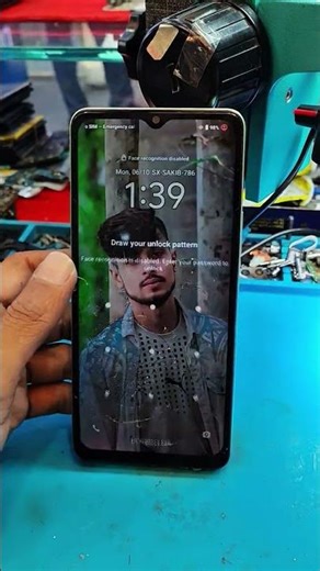 ১২০০ টাকা দিয়ে ডিসপ্লে লাগালে এমনই তো হবে। 👈