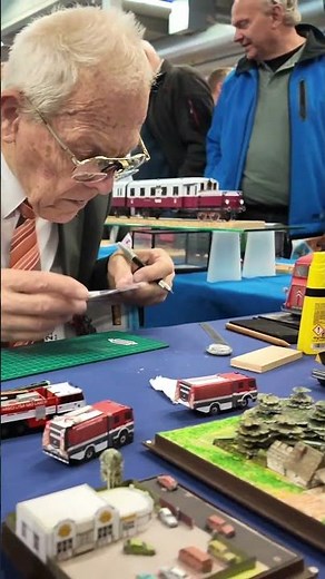 Paper model making Incredible calm and precision!