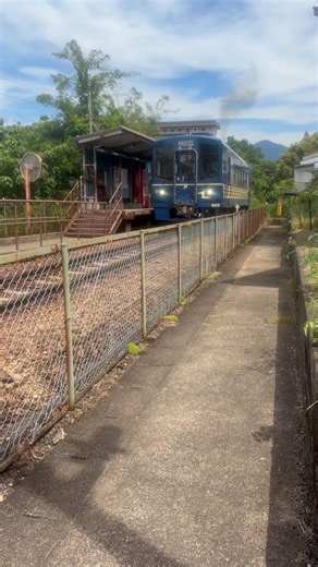 田舎の駅を発車する列車#鉄道 #風景 #駅