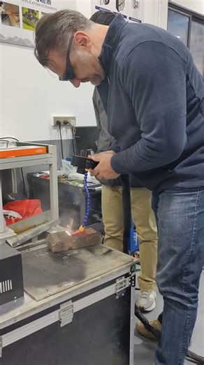 A Belgian client visit today to find a pulse laser cleaning machine for graffiti removal on houses!