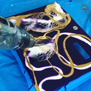 255K views · 442 reactions | It’s long time ago since I was posting something about my resin art process. So here u have a little video how I did my COLORBERRY MAIL BOX... I used my resin pigment pastes amethyst (added a little bit COLORBERRY holographic glitter), crystal white and geode gold. The recipe for my „cell popping“ u gonna learn in my online classes very soon ❤️❤️❤️❤️ | Colorberry - get creative with Jesin | Facebook