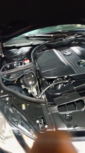 🛠️ O material original não faz milagres sozinho. Mais um Mercedes W212 finalizado e o resultado está à vista (e ao ouvido! 👂). Motor sereno, zero ruídos de corrente e totalmente estanque, depois de muitos quilómetros de teste para garantir que sai daqui no padrão. PARA TI, o aspeto visual e a limpeza do motor são sinais de um trabalho bem feito, ou o que importa é apenas o PREÇO? Quero saber a tua opinião! 👇 Como digo sempre: usar material original é importante, mas o que realmente dita a qua