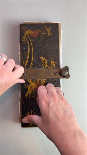 Pressing in the autumn 🌸 #flowerpress #flowerpressing #pressingflowers #flowerpresstips #flowerpreservation #preservingflowers #floweraddict #flowerlovinfriends #flowerloversdaily #letstalkflowers #floraladdict #flowerpressingclass #floralsyourway #howtopressflowers #flowerpressingtutorial #flowerpressingcourse #gardenloversclub #pressedflowers #inspiredbyflowers #flowerobsession #craftideas #artwithflowers #flowercrafts #florallover #flowerloversofinstagram #inspiredbypetals #craftwithconscien