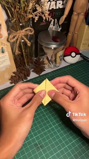 Replying to @GIULY the yellow ones🌼 #paperflower #paperflowertutorials #diygift #paperflowersbouquet #valentineideas