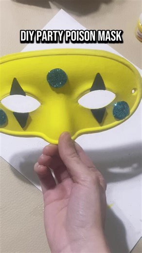 DIY Party Poison Mask for Your Concert Outfit