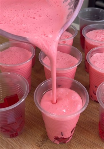 Prepara esta rica gelatina con solo dos ingredientes, perfecta para negocio o disfrutar en verano. Disuelve un sobre de gelatina de fresa con 2 tazas de agua caliente y una de fría. Reservas una taza y el resto lo viertes en un molde engrasado y lo refrigeras por 2 horas. Una vez listo, cortas la gelatina en cuadraditos y lo colocas en tus vasitos descartables. De esta receta te salen 12 unidades. Pon en tu licuadora la taza de gelatina que habías reservado más 1 tarro de leche evaporada congela