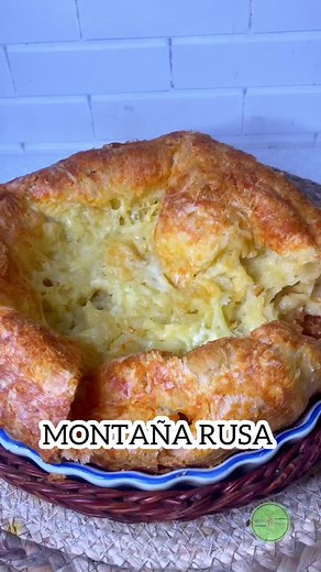 Receta súper viral, lo llaman MONTAÑA RUSA, y viene de Brasil Es muy facil de hacer, en 20 minutos ya la tenes lista para el mate . Sería un especia de chipa o pan de queso gigante Prueben de hacerla y después me cuentan RECETA 3 Huevos 1/4 Taza de aceite 1 Taza de leche 2 Tazas de fécula de mandioca 1 cdta de sal Queso rallado por arriba , yo use reggianito y raclette de @formagge.quesos El molde tiene que tener un poco de aceite , muy poco , para que no se pegue IMPORTANTE, la receta original 