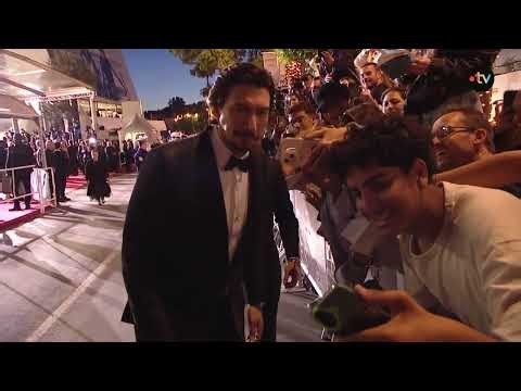 #Cannes2026. Adam Driver profite d'un moment avec ses fans en bas des marches
