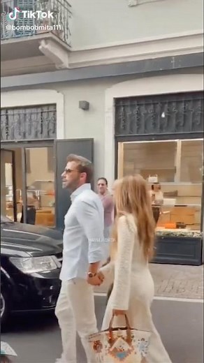 Jennifer lopez with ben affleck in italy 🇮🇹 for buying superbowl rehearsals dresses😍❤️🥰 #dance