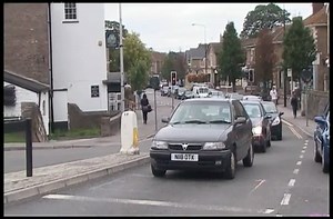 Experiment: Town in England turns off traffic lights, surprising results.