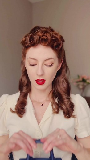 What’s in my tiny tote bag? 💙 This mini tote from Fable England is surprisingly roomy. #thedapperdahlia #whatsinmybag #inmybag #vintagestyle #vintagegirl #1940sstyle