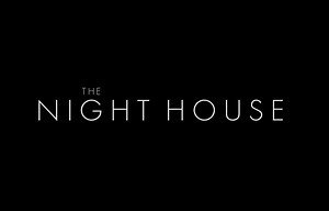 Tout le monde a des secrets. Regardez la nouvelle bande-annonce de La Proie d'une Ombre, dès le 18 août au cinéma. _______________ Iedereen heeft geheimen. Bekijk de nieuwe trailer van #TheNightHouse, vanaf 18 augustus in de bioscoop. | 20th Century Studios