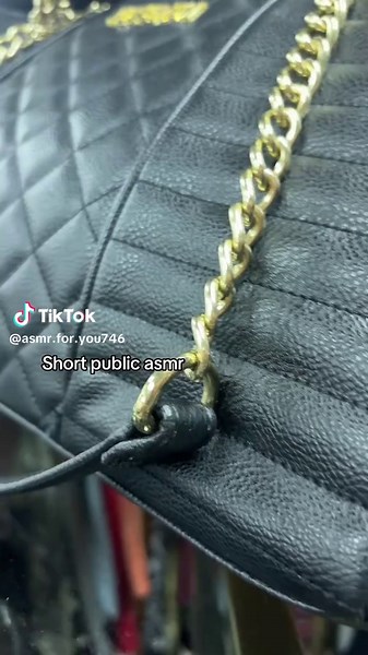 Short Public ASMR Experience with Tapping Sounds