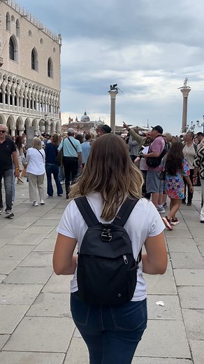 Don’t let crowds and narrow lanes catch you off guard 🙅🏼‍♀️ Venice is beautiful, but pickpockets work quietly and quickly. An anti-theft backpack saves you the stress. 📍 Link to backpack in the first comment [aff] 👇🏼 #pickpocket #venice #italy | Venice Travel Tips