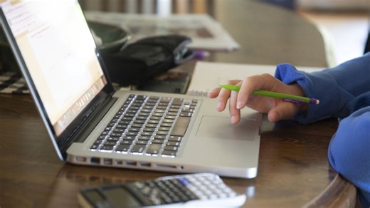 Unen esfuerzos para impulsar la alfabetización digital en Houston