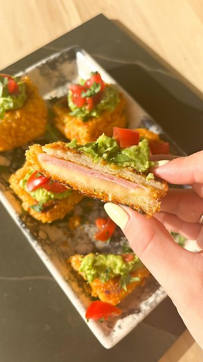 Un BRUNCH para cuando te levantas tarde o no llegas a desayunar, bien express y salvador🙌🏻🥑. ⠀ INGREDIENTES: -4 rodajas de pan lactal. -lomito/ jamón. -queso. -2 huevos. -chorro de leche. -copos de maíz sin azúcar. -palta. -tomate. -cafecito ☕️ pero helado. Pruébenlo y después me cuentan, Atte: Kuli✨. . . . . . . #brunch #brunchideas #sandwich #crocante #recetas #recetafacil | Kulinaria.recetas