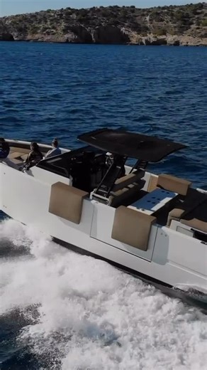 🇬🇧 Looking for the perfect boat for your Ibiza 2026 holidays? Our De Antonio D34 – CEA III is the ideal option for groups, families or friends who want a stylish, comfortable and powerful day at sea. ✨ Included: Snorkelling gear, paddle board, towels, drinks, insurance & mooring at Marina Botafoch. ⚡ Specs: • 11m length – 11 guests • 2×350 HP • 1 cabin • Cruise speed 25 kn 🌊 Swim stops, hidden coves & crystal waters. Make your next trip unforgettable. 📲 Book now for Ibiza 2026: 👉 hireboatib