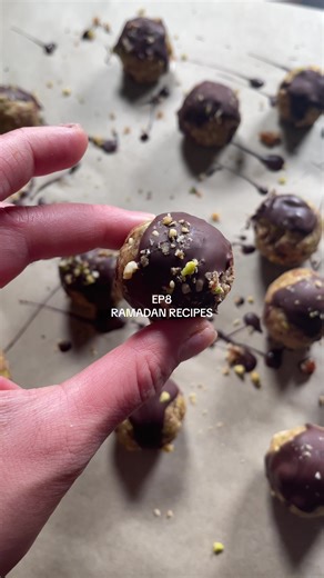 Ramadan recipe series EP8- Omega-3 energy balls Benefits: No refined sugar and sweetened with raw honey and dates- lots of fibre, antioxidants and curbs sweet cravings without the crash Omega-3 through the nuts - helps with cognitive function Slow release energy with oats Magnesium which helps with muscle recovery, fatigue and concentration How to make: Blend 200g oats with 100g dates (make sure you have a good blender- if it’s a bit weak, chop the dates in abd then blend or add after blending t