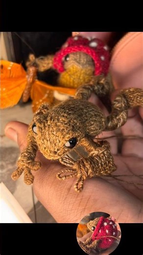 The process of knitting a frog #dotpebblesknits