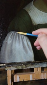 Two Ways to Use White Paint in Glazin⚪️ ✅️When you apply a semi-transparent layer of white mixed with other glazing colors over a dark background, it creates a misty effect. This technique is often used by artists to paint delicate details like lace, veils, or glass. In my case, I use a mix of lead white with cobalt blue to tone down the yellow undertone left by the raw sienna in the underpainting. This also helps soften transitions without adding extra layers of paint. The goal is to keep the e