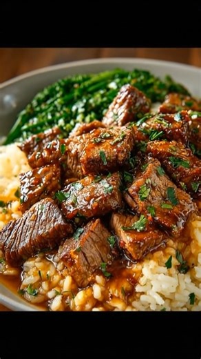 Handmake Recipes on Instagram: "Creamy Honey BBQ Steak Rice 🥩 Protein 30g A bowl of pure comfort. Tender, juicy steak bites are seared and glazed in a sticky, sweet-and-savory honey BBQ sauce, then served over a bed of rich, buttery, creamy rice. Paired with fresh broccolini for a pop of color and crunch, this meal strikes the perfect balance of indulgence and wholesome flavor. 📝 Ingredients: 🍚 ✦ 1 lb Sirloin or Ribeye steak, cut into 1-inch cubes ✦ 1 cup Jasmine or long-grain white rice, unc