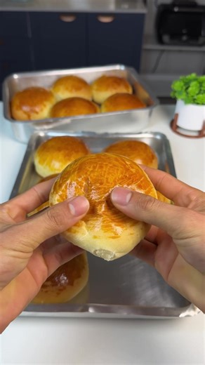 Pão de batata 🥔 Ingredientes 2 ovos 1 xícara de leite morno (xícara de 240ml) 50ml de óleo 10g de fermento biológico seco 1 e 1/2 colher de sopa de açúcar 1 colher de manteiga ou margarina 1 batata cozida e amassada (cerca de 200g) mais ou menos 500 g de farinha de trigo 1/2 colher de sopa de sal 1 gema de ovo para pincelar por cima Modo de preparo: no vídeo #receitafácil #paodebatata