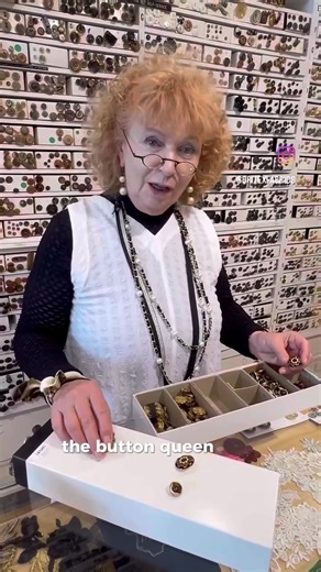 Happy New Year from the one and only Button Queen 👸🏼