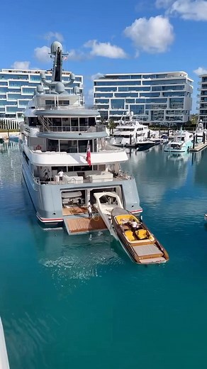 How to store a tender properly on yacht! Looking to buy/sell or charter a yacht? Enquiry-DM or email: theyachtmogul@gmail.com 📸 @kdewet | The Yacht Mogul