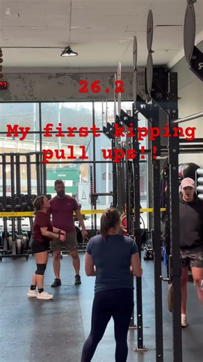 My first kipping pull ups! 26.2 CrossFit open #crossfitbeginner #crossfit #crossfitwomens