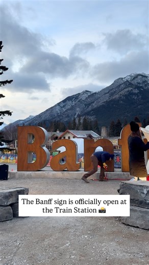 Unwrapping the Banff sign! Today Mayor of Banff Corrie DiManno (@banffmayor) unveiled the new location of the iconic Banff sign with Adam Waterous, owner of the Train Station, and André Quenneville, GM of @mtnorquay 📸 | Banff Eco Transit Hub