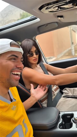 MICHEILLE SOIFER on Instagram: "Díganme si exageré 😅 Porque primero me molesta, después se ríe… y bueno, tocó bajarlo del carro 😂🚗"