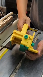 Safety cut using push block #fblifestyle #woodworking #diy #tips #plywoodworking | Plywoodworking Tips & Trick