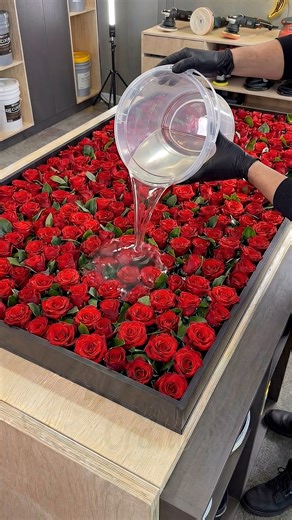 A Coffee Table Made of Roses and Epoxy | DIY & Crafts