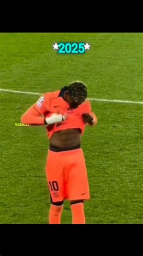 Lamine yamal abdominal muscles showing