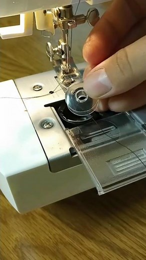 Putting a bobbin in a sewing machine Singer 2732 #sewingmachine #sewingequipment #ussewtips #sewing