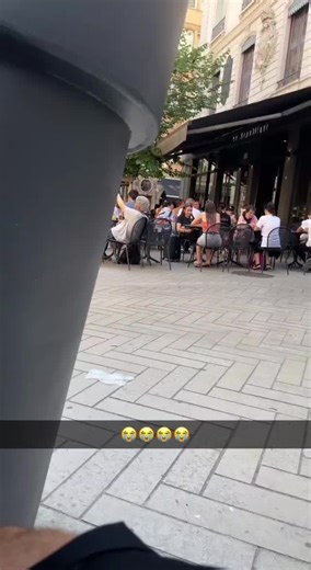 she didn´t hear 😏 so bad.. #fartpublic #farting #fartingprank #farted #fartsfordays #fartspray #fartchallenge #farttok #fartsarefunny #fartattak #fartboy #farts