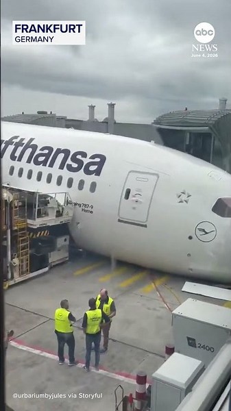 Airport workers injured after 787's nose landing gear collapses in Frankfurt