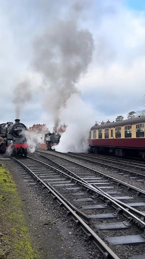 7714 leaving Bridgenorth on the @SevernValleyRailway A Collett 5700 class GWR pannier tank, 7714 is currently owned by the SVR Pannier Tank Fund. The 5700 class was designed by Charles Collett for the GWR in the late 1920s to replace an ageing fleet of Victorian engines. Collett’s versatile design was highly successful and more 5700 pannier tanks were built than any other GWR engine; 863 locomotives were out-shopped between 1929 and 1950, of which only 16 survive. Designed primarily for light go